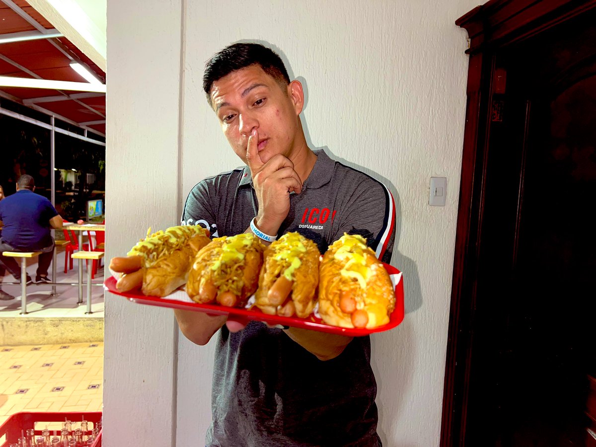 soypequenojuan's tweet photo. Gana esta Bandeja de perros calientes !! 

Serán 5 ganadores👌

Solo debes Dale retweet y responder con quien te lo comerías 😜😍   .

Ojo debes seguirnos 😏 ji jeño

#Montería https://t.co/SnjZBO2wIK