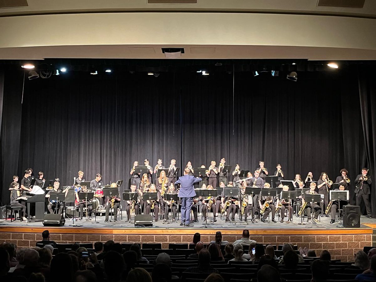MattttSchultz's tweet photo. So much fun bringing the seniors on stage one more time to play with the middle school jazz band!

https://t.co/rBvjWbweYM https://t.co/Lqc2gpnf9g