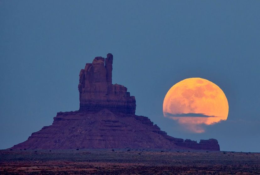 AllisonCroghan's tweet photo. Photographer RJ Hooper posted up at Monument Valley for the lunar eclipse and snapped these iconic shots 👏🏻👏🏻👏🏻👏🏻👏🏻 https://t.co/NY75KSoRG1