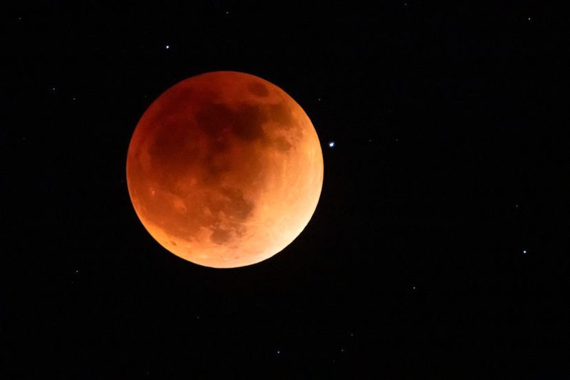 AllisonCroghan's tweet photo. Photographer RJ Hooper posted up at Monument Valley for the lunar eclipse and snapped these iconic shots 👏🏻👏🏻👏🏻👏🏻👏🏻 https://t.co/NY75KSoRG1