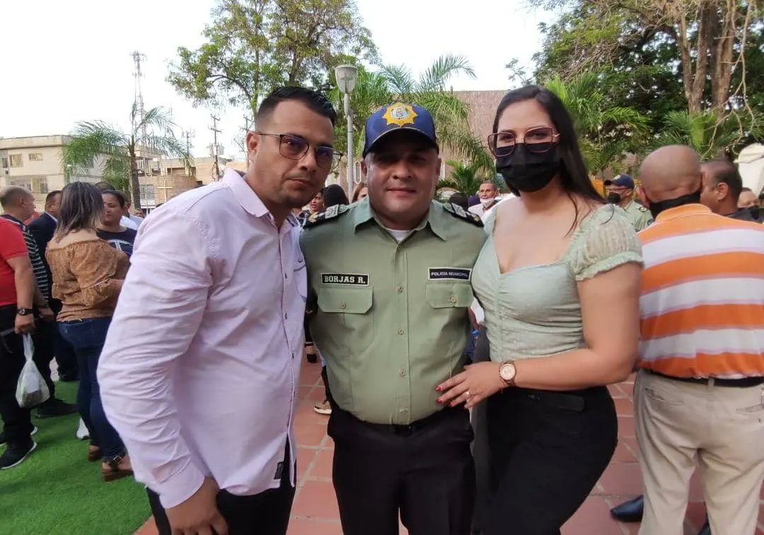 DarwinLandaeta2's tweet photo. Felicidades al comisionado jefe Rigmar Borjas, nuevo director de @Impol_Lags
¡Hagamos de #Lagunillas el municipio más seguro!
#Polilagunillas
#CiudadOjeda
#Seguridad
#16Mayo
#Luned https://t.co/AL5B9MRS7o