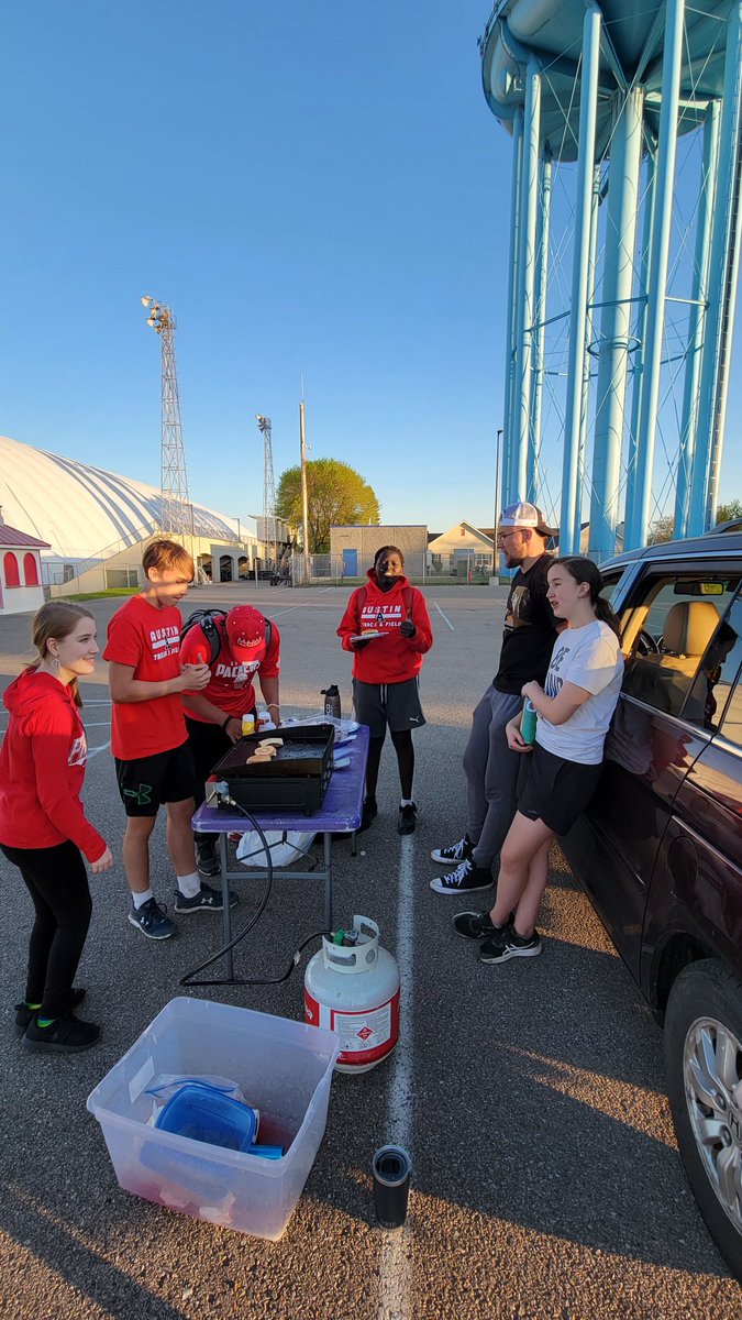 arikandersen08's tweet photo. #Throwers gotta eat!!! #ChefHenry manning the grill at Ellis #TrackandField. @blackstone @CoachB_Robinson @justin_heskett https://t.co/ni64yvCgN5