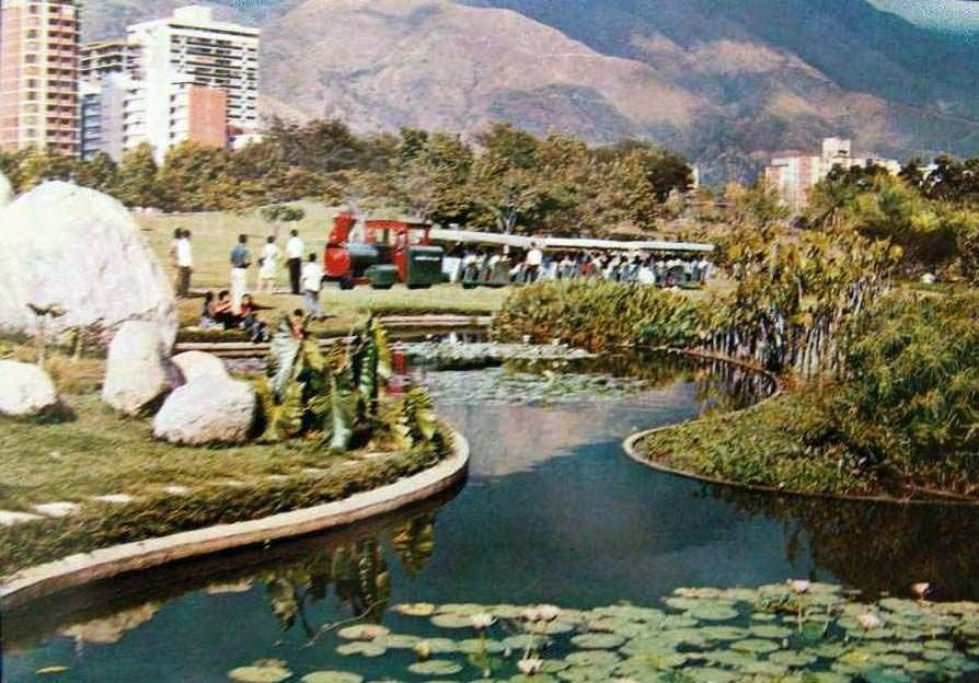 bulevarense's tweet photo. Cuando vemos estas imágenes que nos trasladan a la época de lo que fué el Gran Parque del Este nunca quisieramos bajarnos del tren de los recuerdos https://t.co/QNRcA2S4lH