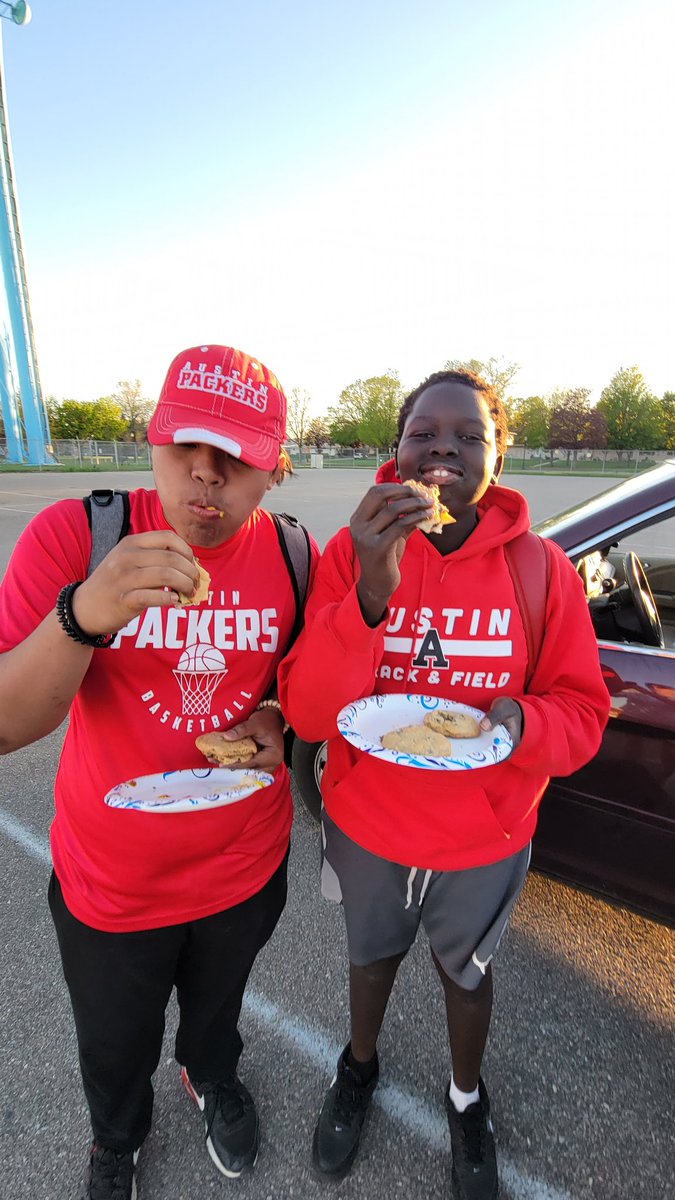 arikandersen08's tweet photo. #Throwers gotta eat!!! #ChefHenry manning the grill at Ellis #TrackandField. @blackstone @CoachB_Robinson @justin_heskett https://t.co/ni64yvCgN5