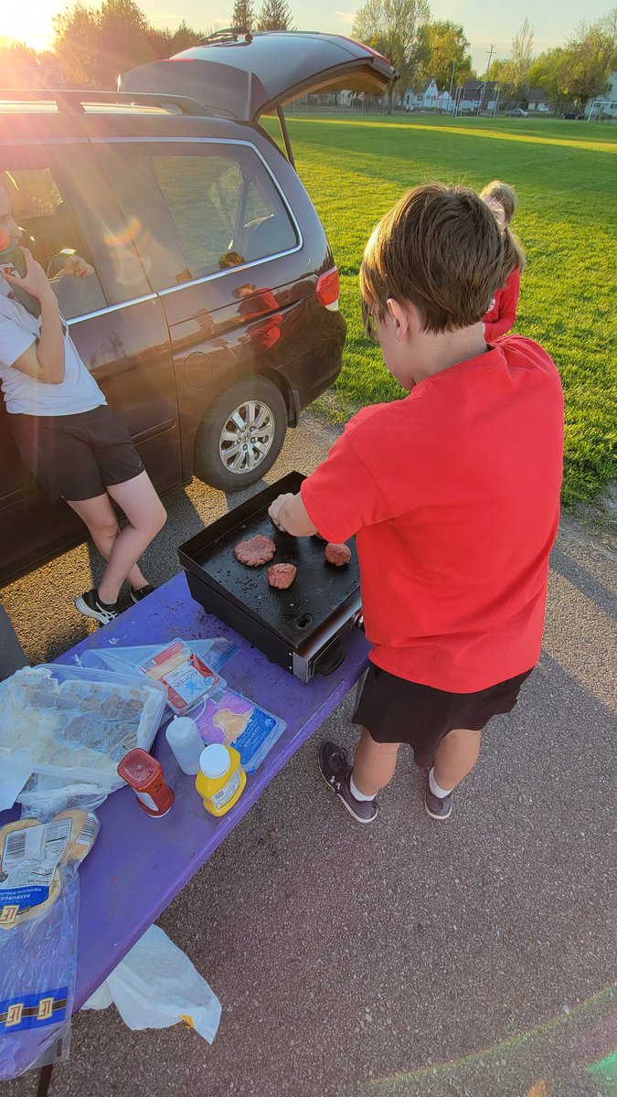 arikandersen08's tweet photo. #Throwers gotta eat!!! #ChefHenry manning the grill at Ellis #TrackandField. @blackstone @CoachB_Robinson @justin_heskett https://t.co/ni64yvCgN5