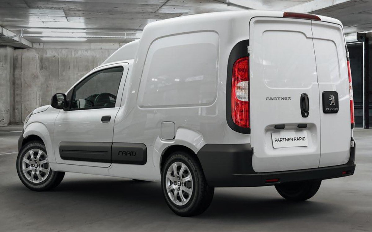 cole_marzen's tweet photo. The 2022 Peugeot Partner Rapid makes its debut for the Brazilian market with a very conservative design, 116.5 cubic feet of cargo space, a standard five-speed manual gearbox, as well as a 86 hp 1.4-liter naturally-aspirated four-cylinder engine. #Peugeot #PartnerRapid https://t.co/C564CSkt67