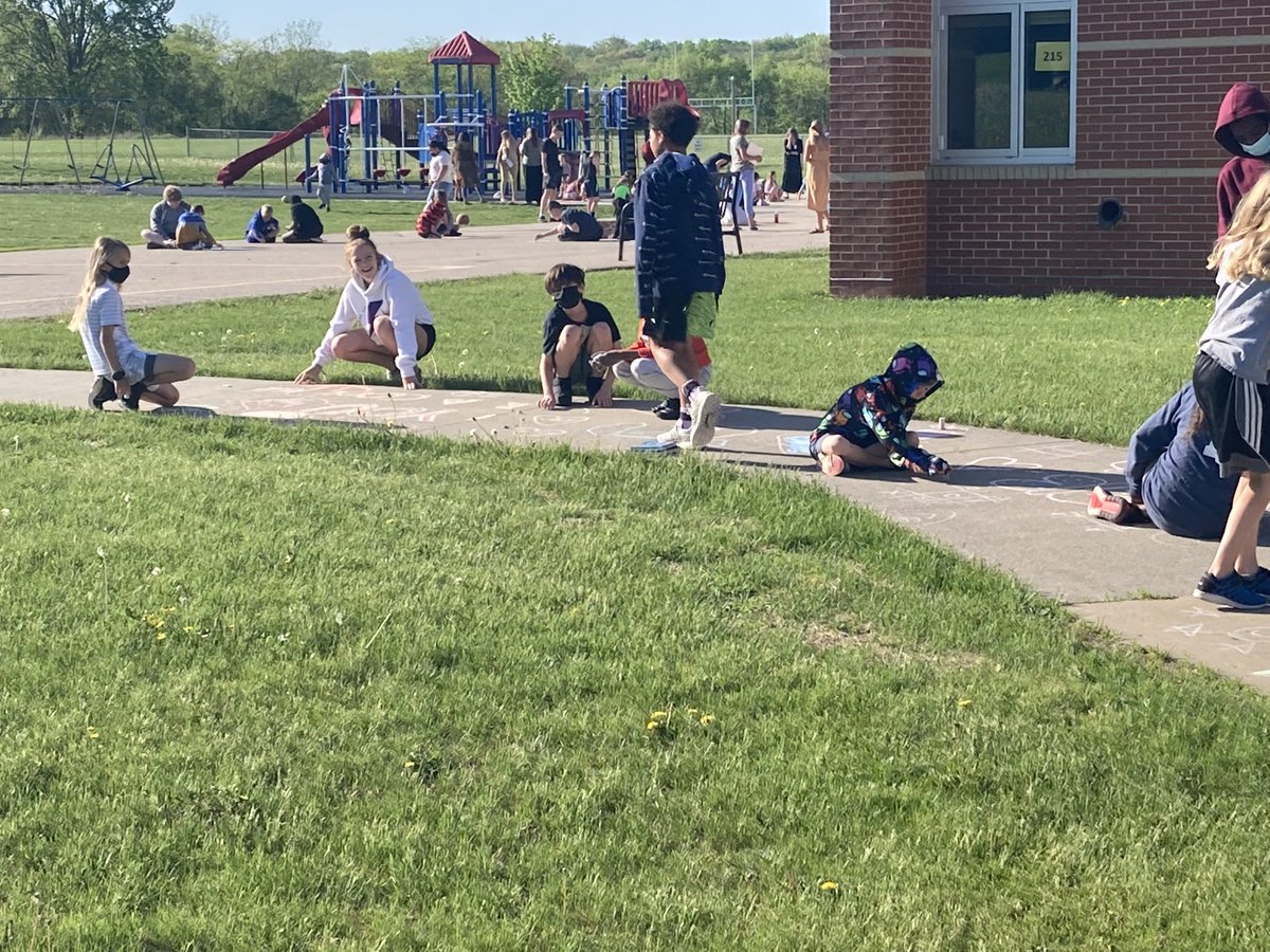 FlackCindy's tweet photo. Chalk the Walk with 2nd graders paired up with 6th grade buddies! They had a fun time! #VanAllenPride https://t.co/8nyqy4Qxg7