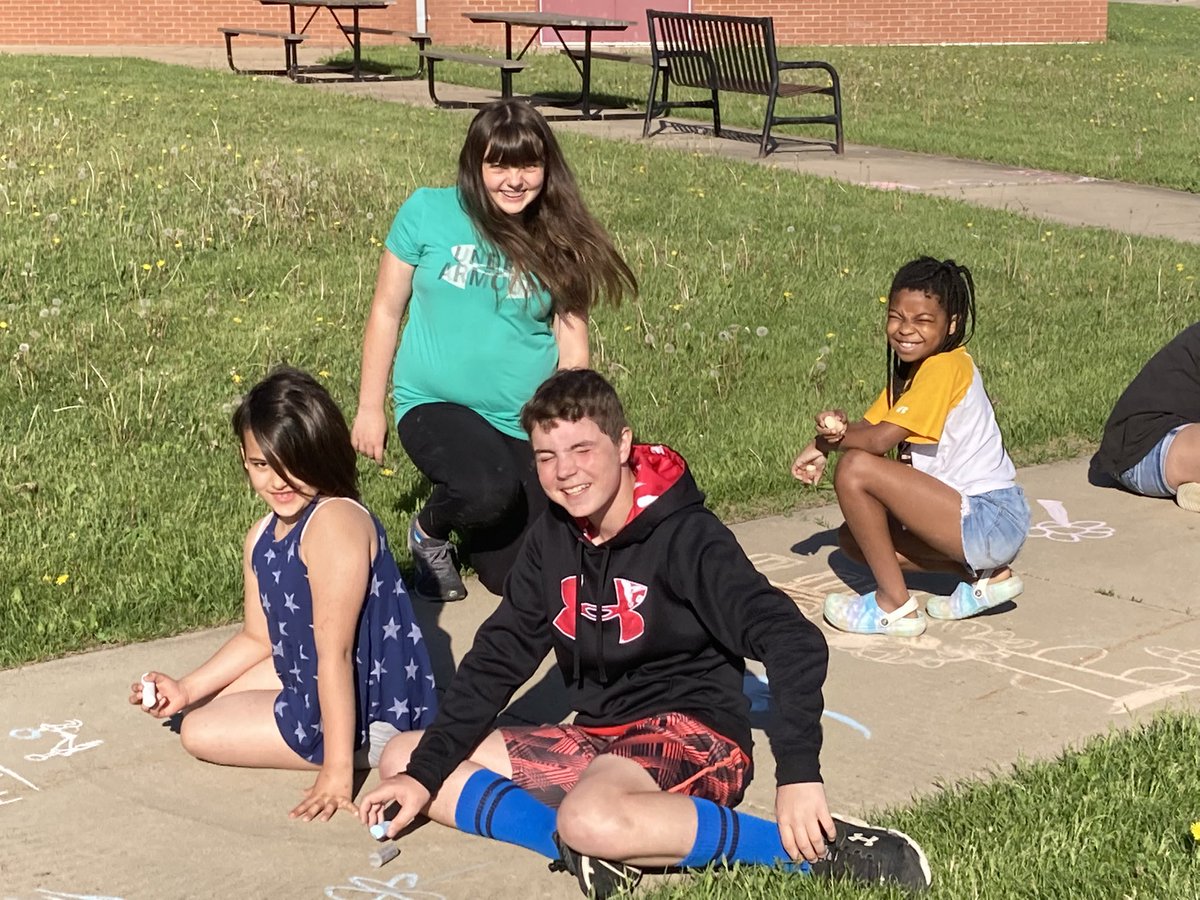 FlackCindy's tweet photo. Chalk the Walk with 2nd graders paired up with 6th grade buddies! They had a fun time! #VanAllenPride https://t.co/8nyqy4Qxg7