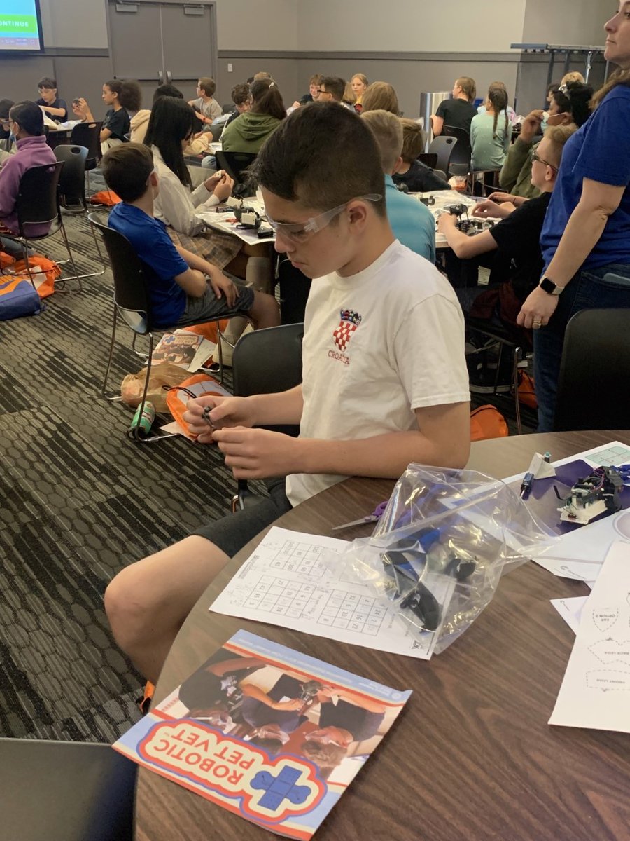 Marrs students had fun at the XTREME Math Day at UNO. The students dissected robot dogs! Math is cool and fun. #lifeonmarrs