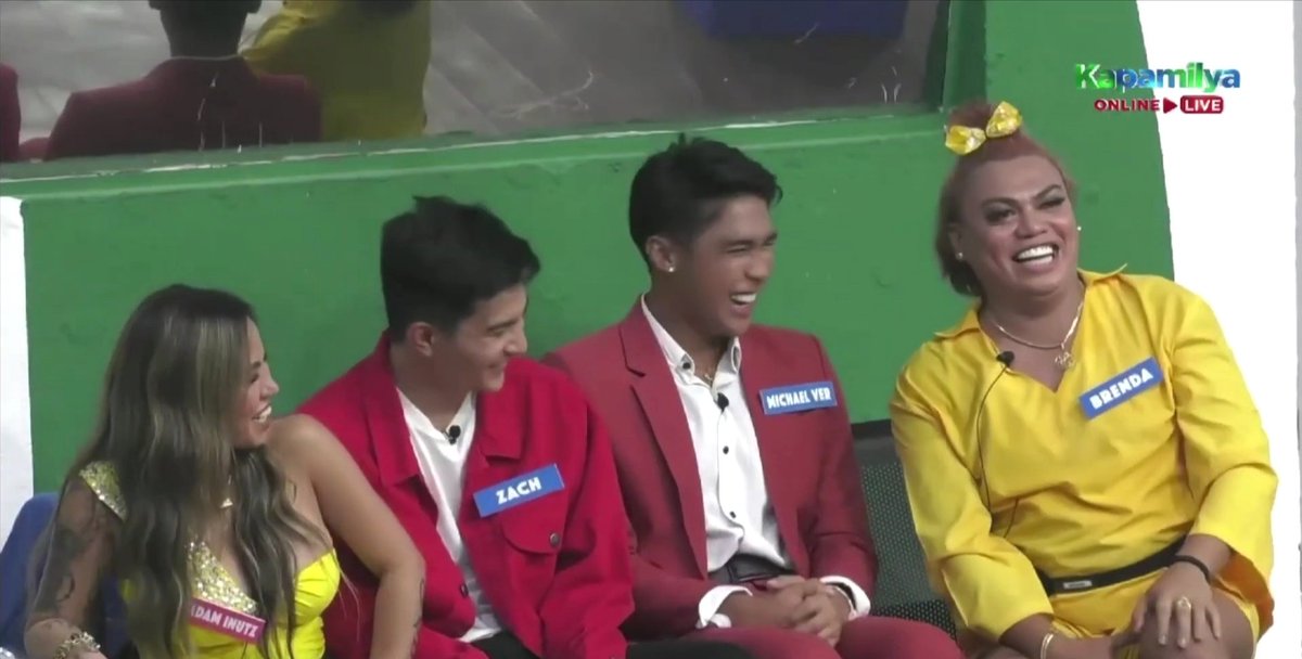 cicicrojo's tweet photo. Hindi naman masyadong kinikilig si Brenda kina Zach at Michael Ver. Nakakatuwa silang dalawa ni Madam Inutz.
#PBBComebackHMs #TeamSamantha #TeamStephanie #TeamNathan #TeamZach #TeamRob #TeamMichael #TeamAnji https://t.co/QxXWJNu2nv