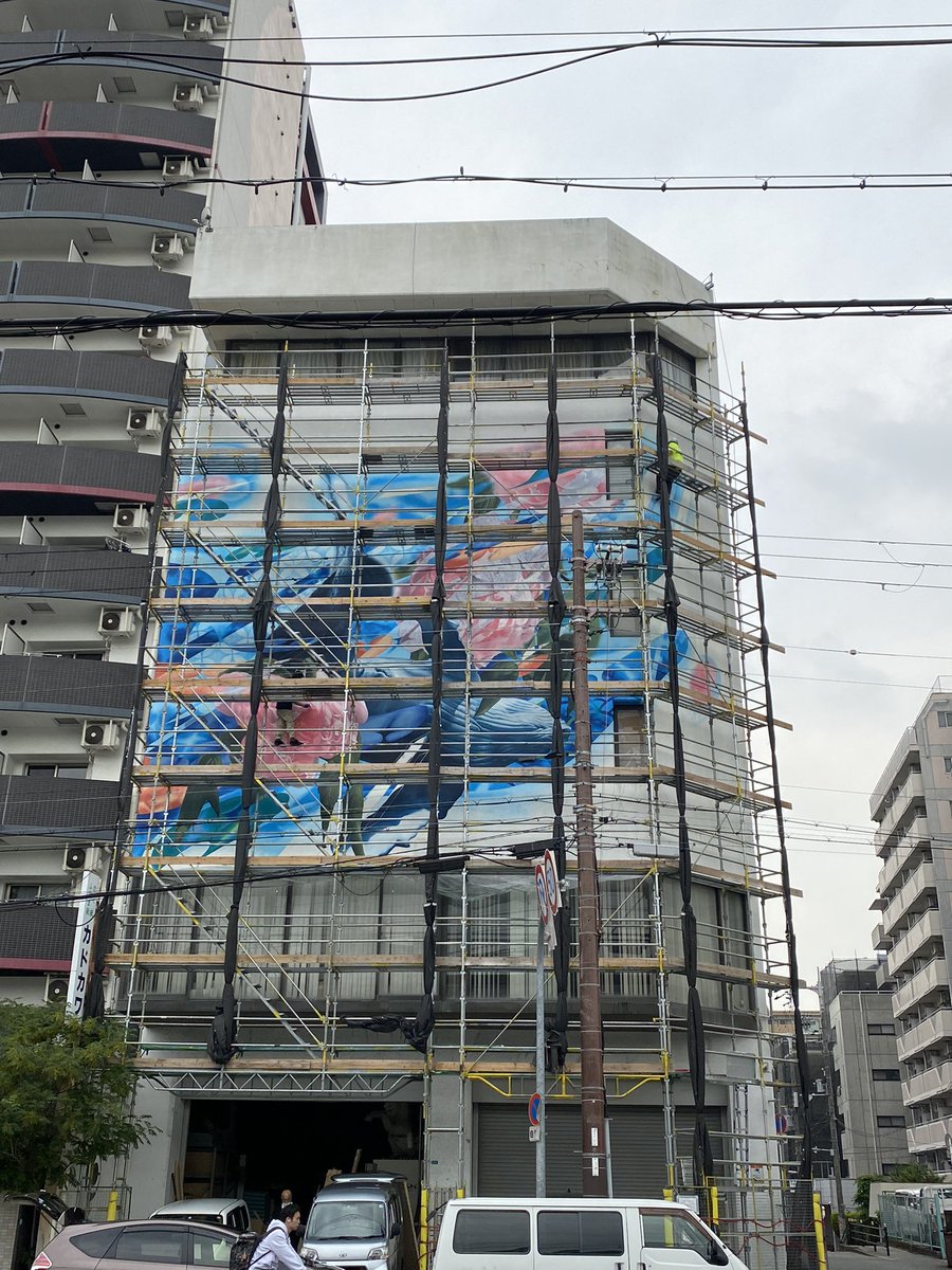 furutank's tweet photo. whole9が松屋町筋の下寺にあるカドカワ株式会社の壁面にいま壁画を描いています。21日完成予定でお披露目もあるみたい。誰でも参加OK。17時から。
@WHOLE9_w9 

#whole9 https://t.co/F3gRCfoSfN