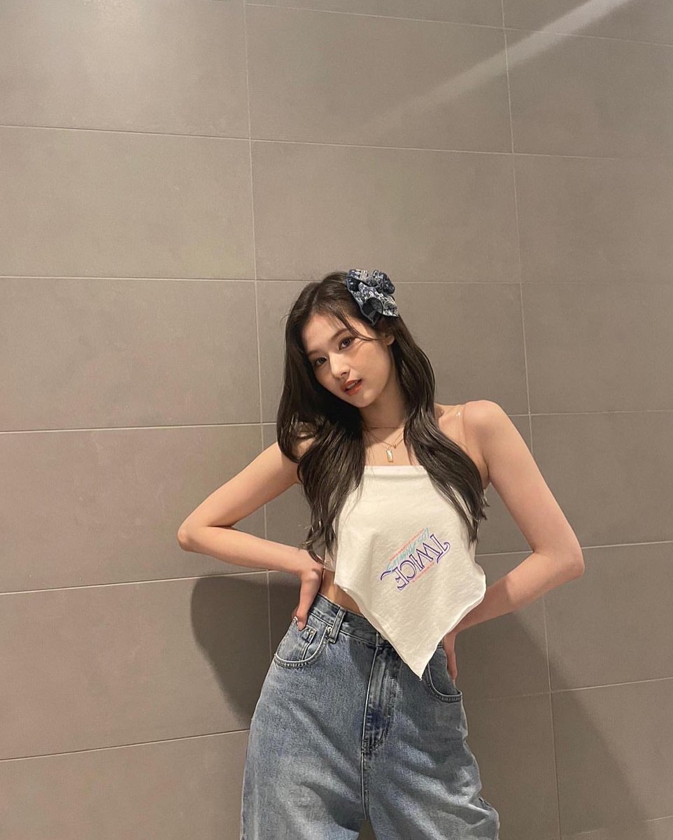 sanapics's tweet photo. minatozaki sana is insanely fine https://t.co/xSH6bwkk2i