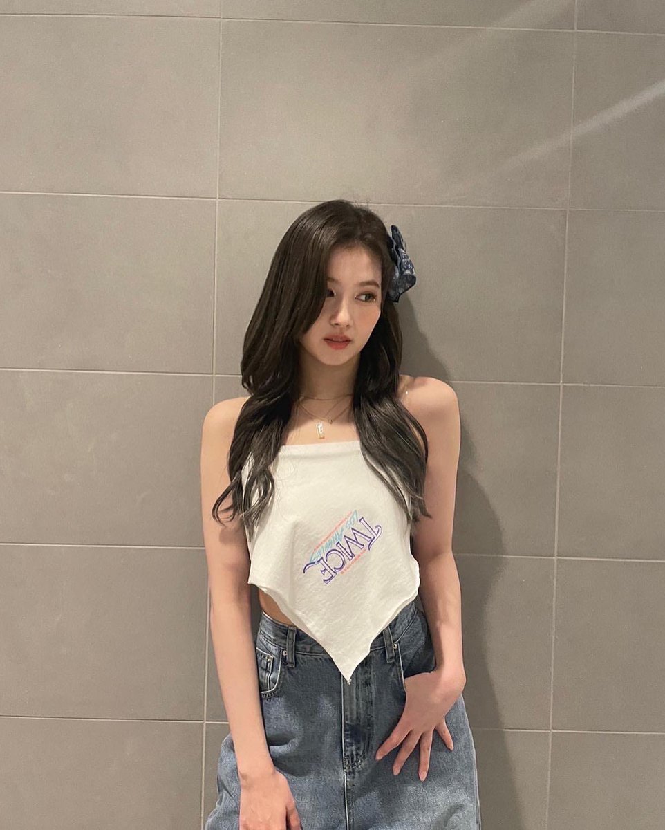 sanapics's tweet photo. minatozaki sana is insanely fine https://t.co/xSH6bwkk2i