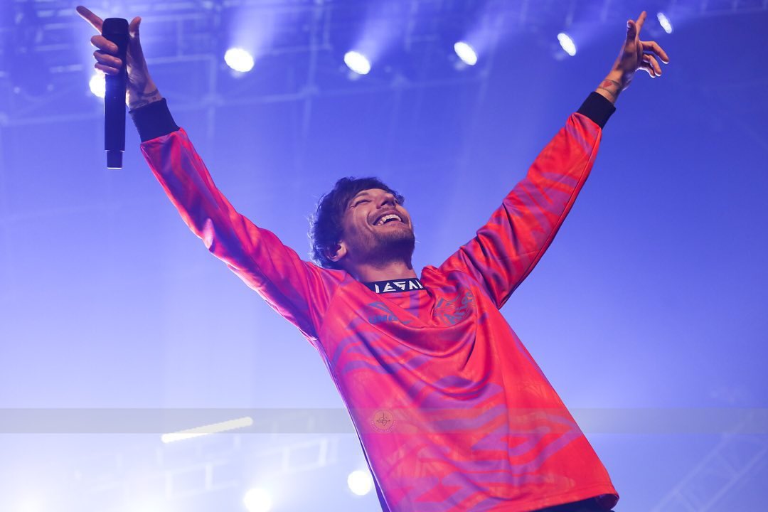 fitflouisst's tweet photo. ABRO HILO DE FOTOS/VIDEOS DE LOUIS TOMLINSON EN SU CONCIERTO EN CHILE N2❤️ RT PARA SALVAR VIDAS https://t.co/aTVCzB6YfV