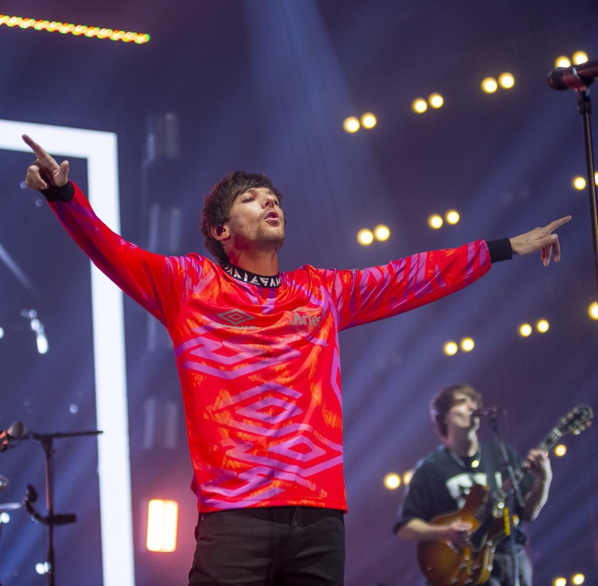 fitflouisst's tweet photo. ABRO HILO DE FOTOS/VIDEOS DE LOUIS TOMLINSON EN SU CONCIERTO EN CHILE N2❤️ RT PARA SALVAR VIDAS https://t.co/aTVCzB6YfV