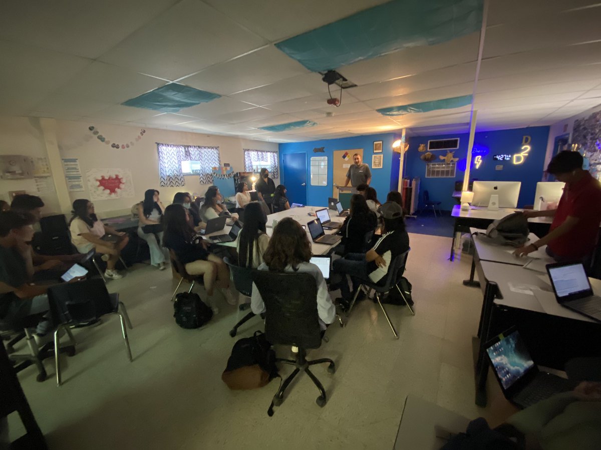 missionechs's tweet photo. Mr. Ortega offers words of encouragement for our Class Officer &amp; Student Council Officer Candidates for 22-23 school year. Our #PhoenixFamily has plenty of student leaders willing to serve. #TeamSISD @MECollege_HS https://t.co/V9zNu1ez4f