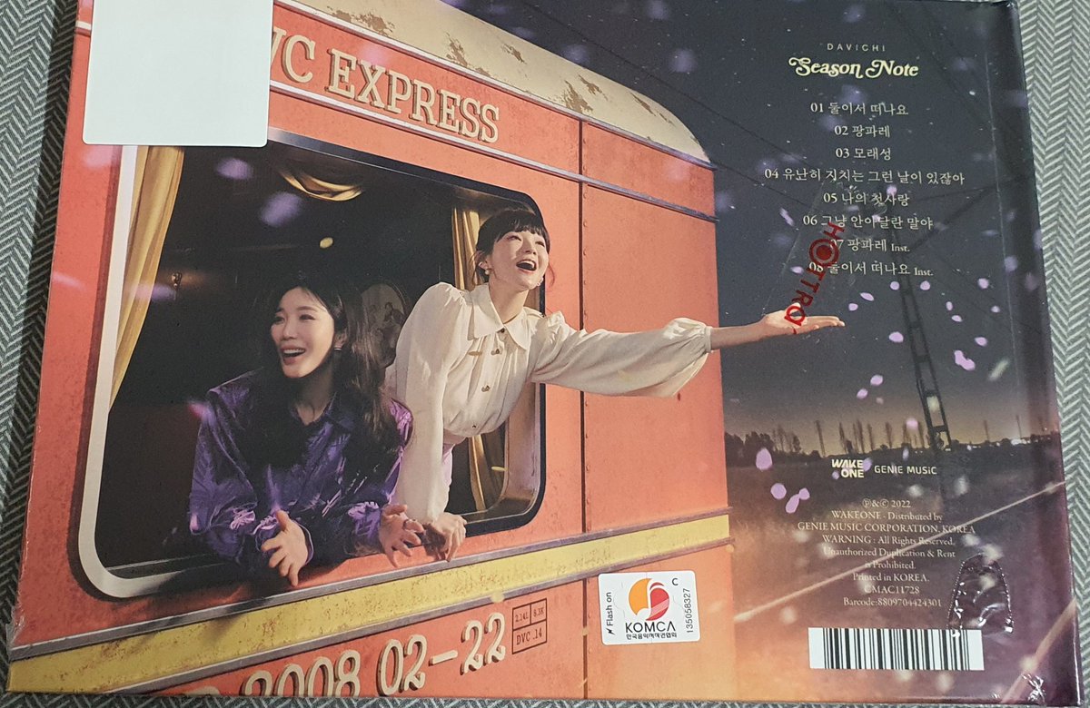 h_pyo's tweet photo. 다비치 앨범 오프에서 처음 구매.
진열하기전에 바로 구매했어요.
이번 앨범 대박나길...
#Season_Note #다비치 https://t.co/LFO3L3EXKR