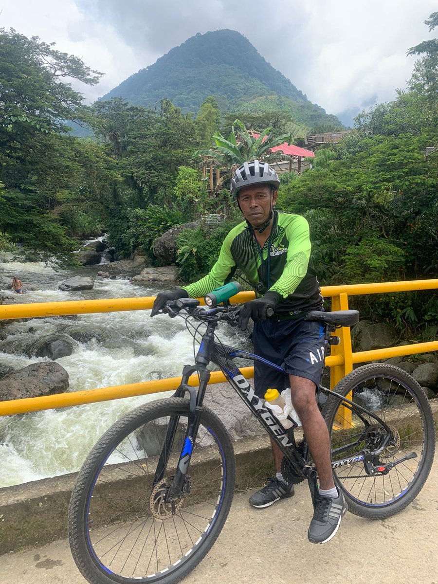 JavierMuozPine9's tweet photo. Mis amigos de rodamigos cali de ciclo montañismo https://t.co/gIFrM3bav2