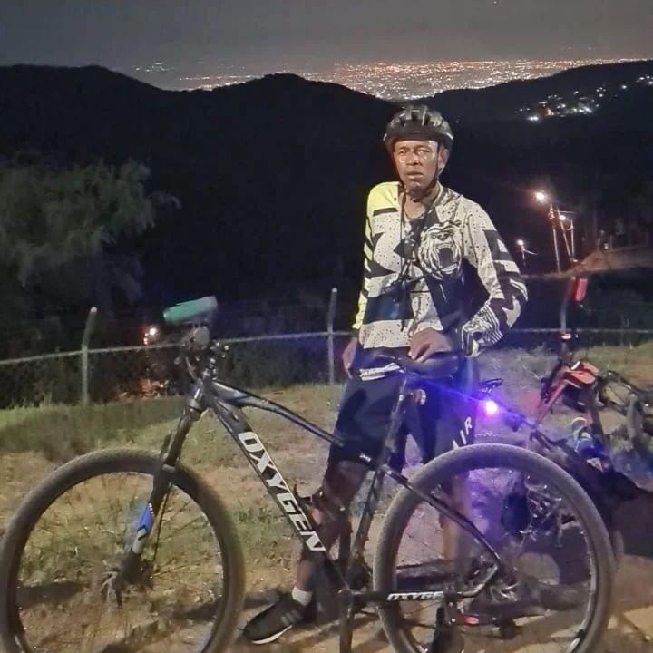 JavierMuozPine9's tweet photo. Mis amigos de rodamigos cali de ciclo montañismo https://t.co/gIFrM3bav2