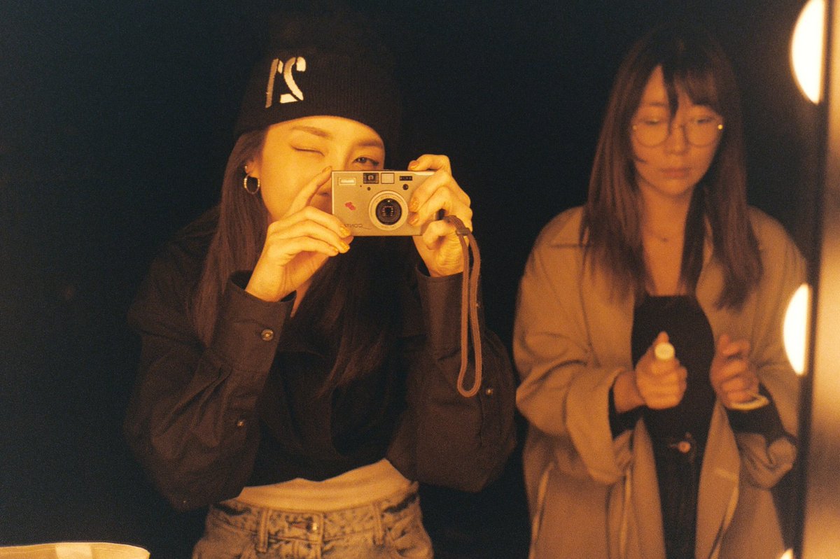 krungy21's tweet photo. #투애니원 &amp; #블랙잭 #13주년 축하해~!!! ♥️♠️🎊🎉😀👏🏻👏🏻👏🏻 #2ne1 #Blackjack #13th film camera ver. 📸 https://t.co/tT1Dr96BWc
