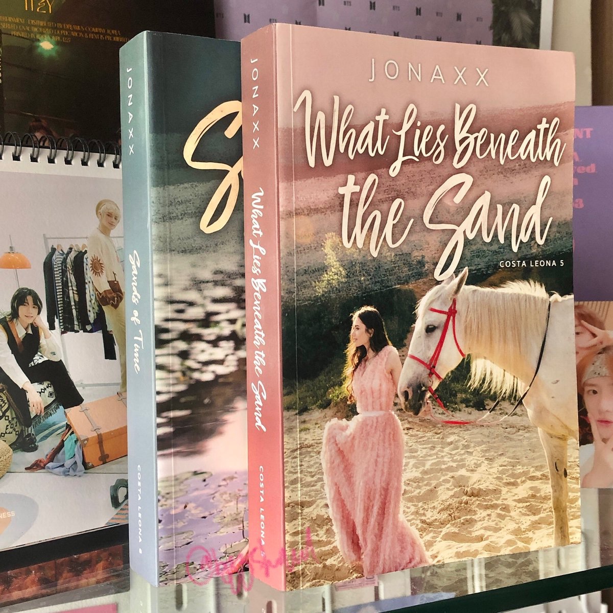 bffshaul's tweet photo. #byebamgyu 🥮┊wts lfb ph wattpad

COSTA LEONA 5&amp;6 SET  

₱1650 + pf (₱20) + lsf 

onhand. strictly as a set.
only opened twice. mint.
read https://t.co/9mjCiN64x4 before transacting.
reply mine/dm to claim.

# jonaxx cls what lies beneath the sand wlbts sands of time sot https://t.co/rlFMRcylqf
