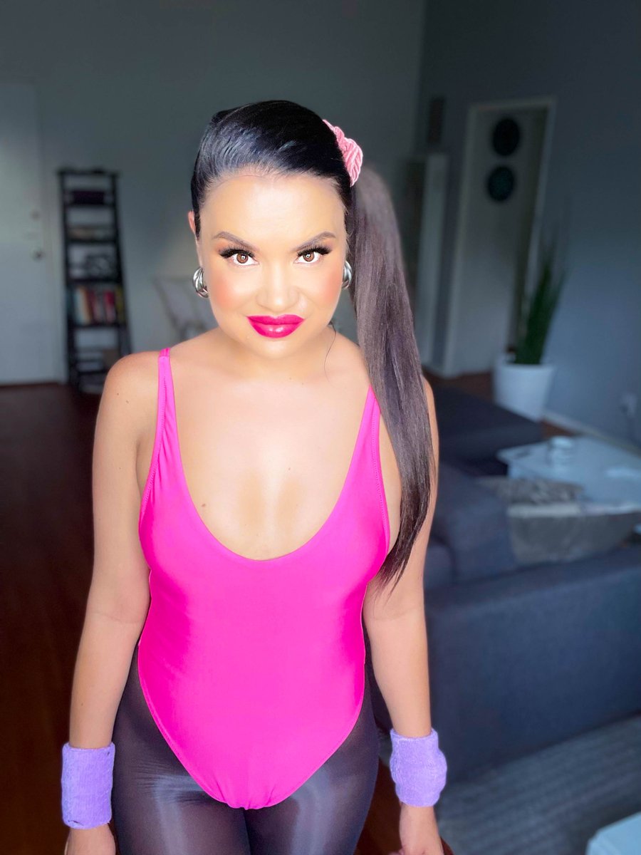 ShaunaBaker's tweet image. Doing 50 squats or 50 ab workouts for every 10 subscribers on #twitch right now! I'm live now. twitch.tv/ShaunaBaker #NativeGamer #NativeStreamer