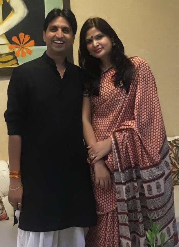 write2divya's tweet photo. हमारे प्रिय भैया @DrKumarVishwas की ऊर्जा स्त्रोत और हमारी प्रिय भाभी जी को जन्मदिन की ढेर सारी बधाई एवं शुभकामनाएं💐🎂🙏 
@DrKumarVishwas https://t.co/DpDhpBEIxi