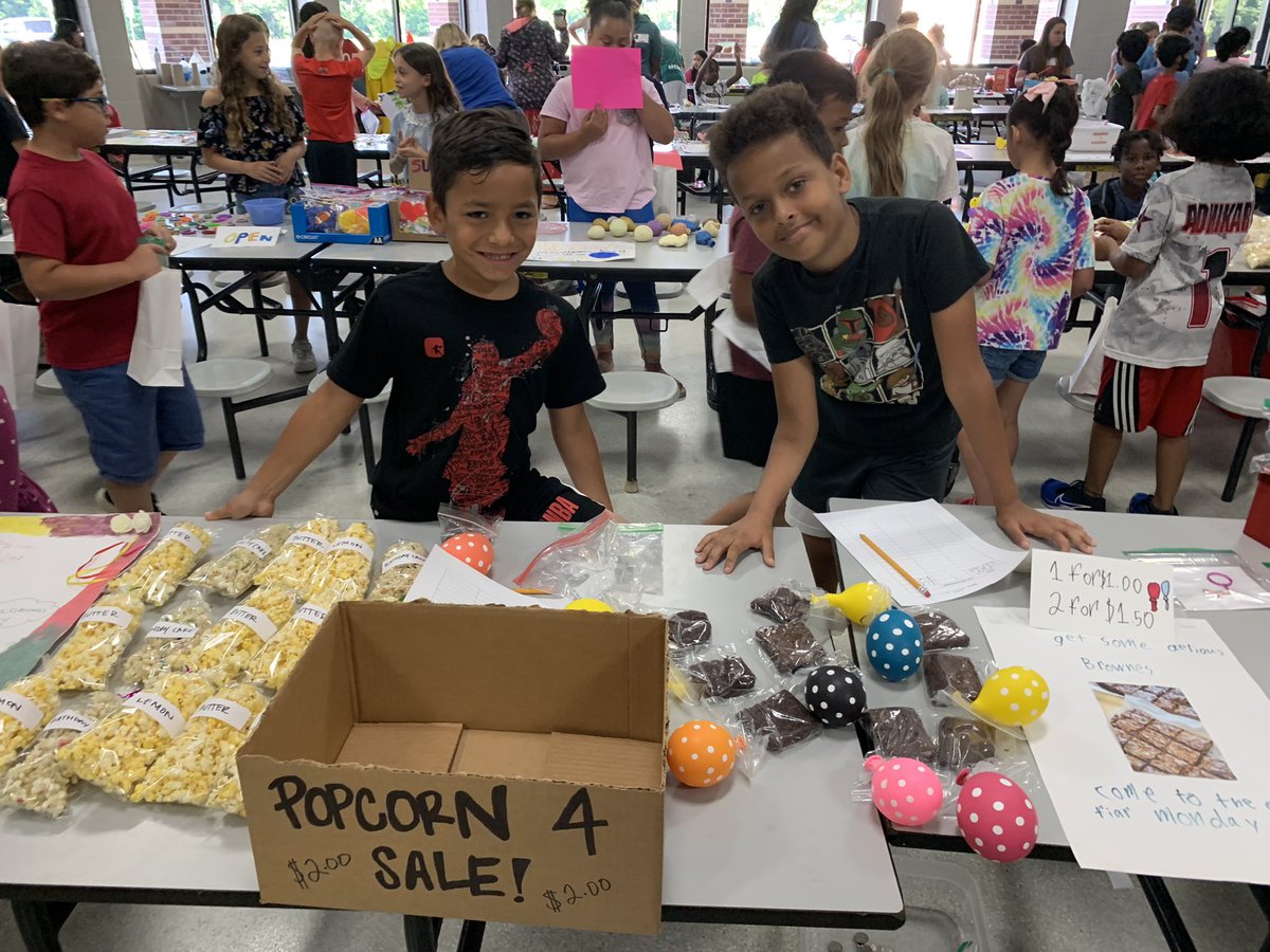 MrsFreeman3rd's tweet photo. Third grade did an amazing job selling their products at the economics fair!! They are so creative! @DCEtrailblazers https://t.co/UIVwjcnHxO