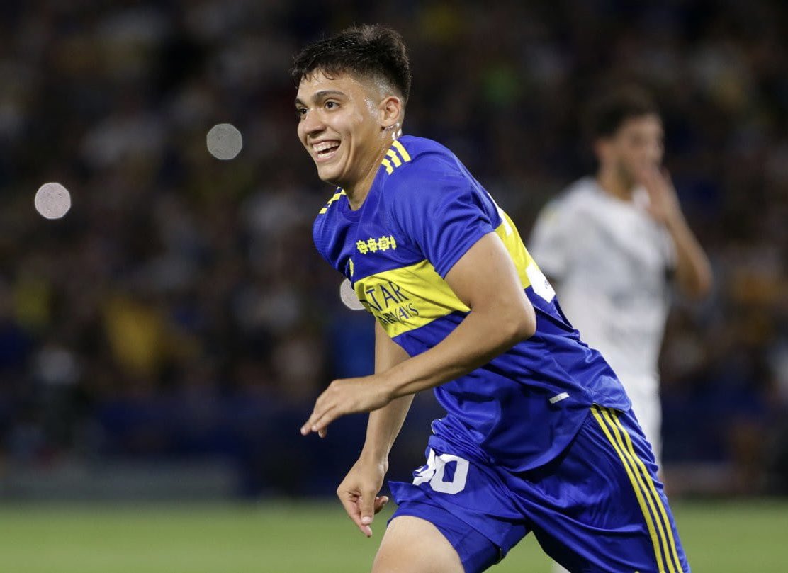 Tato_Aguilera's tweet photo. Si mañana el Changuito Zeballos convierte un gol ante Corinthians en la #Bombonera, vamos a SORTEAR el conjunto de #Boca entre todos los que le den RT a este tweet, me gusta y sigan a @1xBet_LAT 
¡Vamos Xeneizes a participar! 🔵🟡🔵 https://t.co/jxqa18ONNS