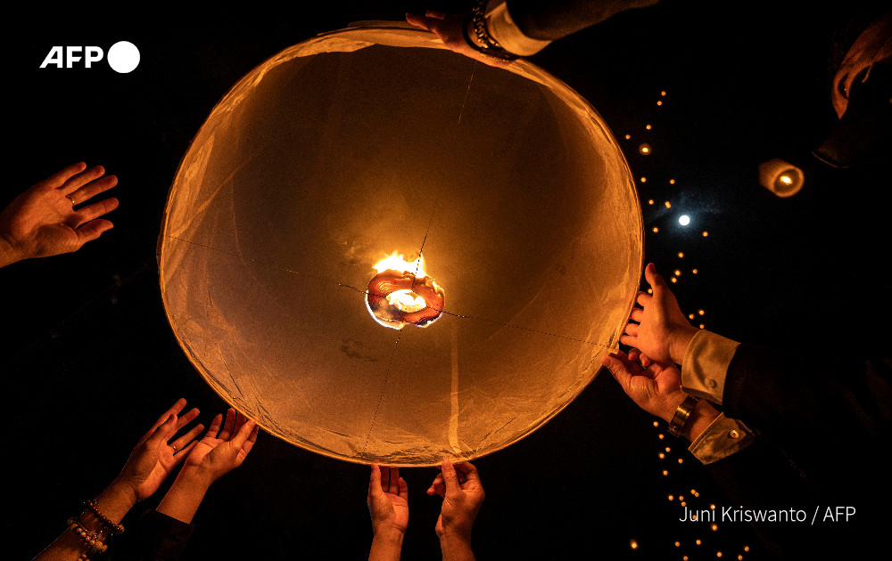 AFP's tweet photo. Indonesians celebrate Vesak at world's largest Buddhist temple.

Hundreds of lanterns were released into the sky by Indonesian Buddhists celebrating Vesak day at the temple of Borobudur for the first time since the coronavirus pandemic hit the country

https://t.co/dImpQsYq0U https://t.co/jHod9GWOTJ
