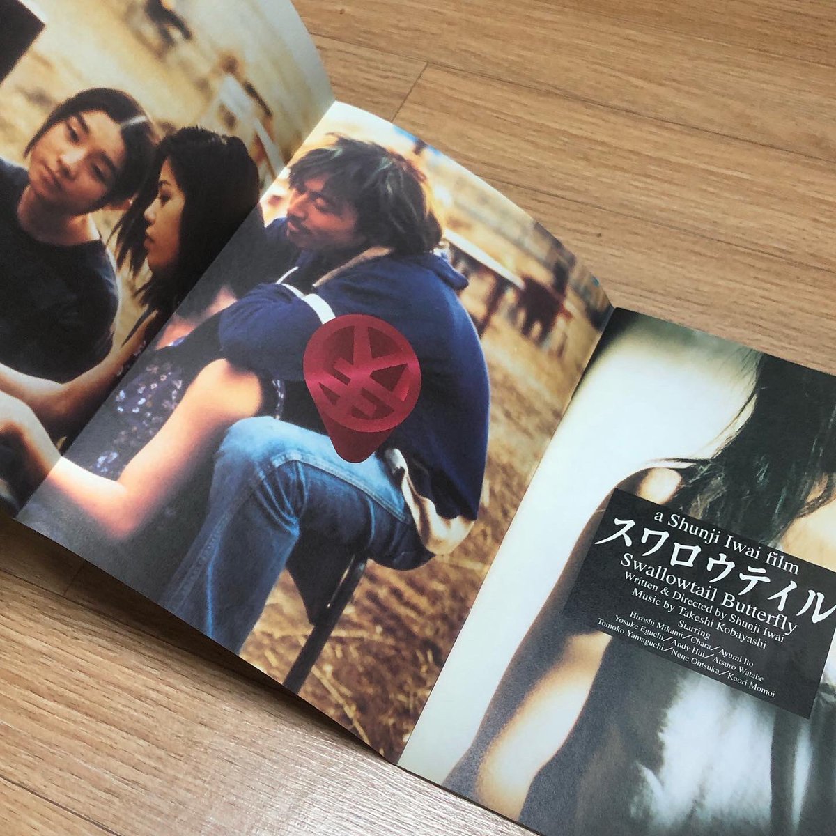 <스왈로우테일 버터플라이> 팜플렛은 1996년 일본 개봉 당시 발행된 A4 사이즈의 팜플렛으로 영화 스틸컷과 작품 소개는 물론 영화 속 옌타운의...