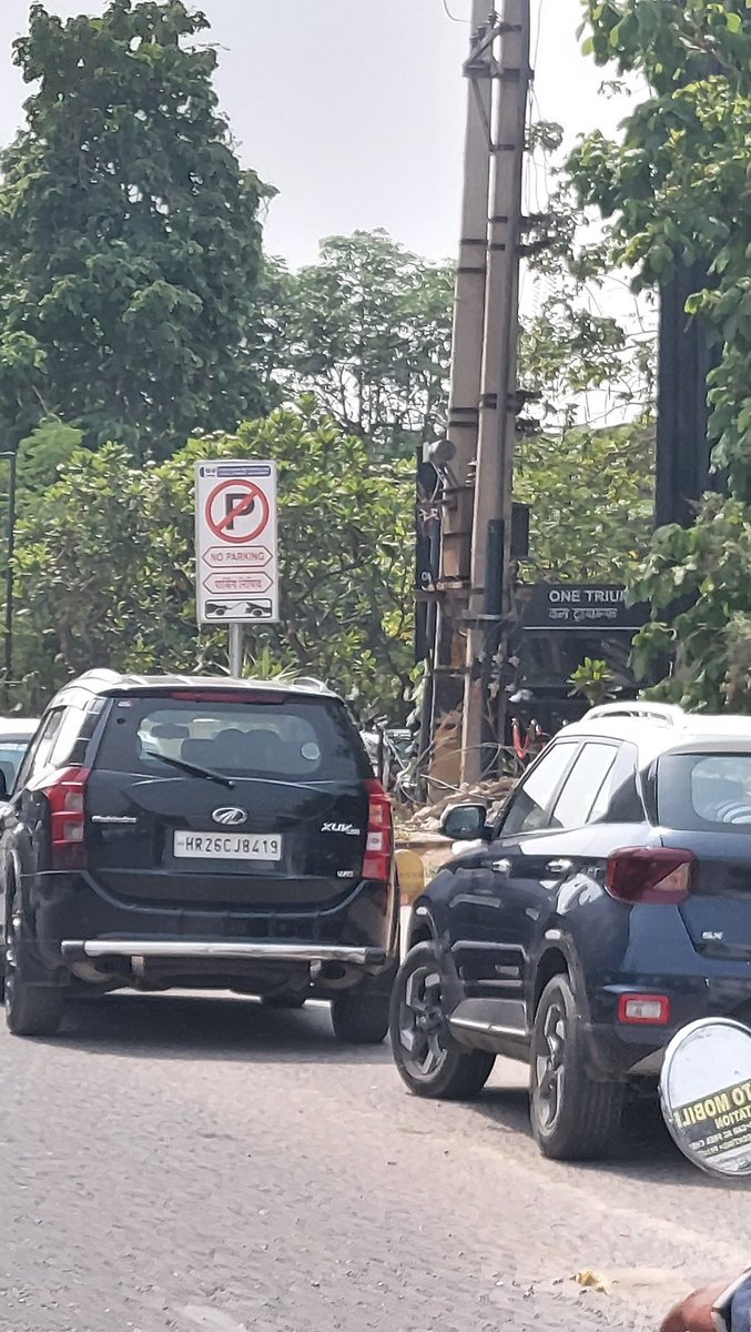 gsinglajourno's tweet photo. #Gurgaon #DLFPh4 #AravaliShriRamSchool मुख्य सेक्टर रोड पर अवैध पार्किंग करवाता, रोजाना 2-3 घंटे का जाम। @OfficialGMDA के #NoParking बोर्ड महज दिखावा। क्योंकि इसमें वरिष्ठ प्रशासनिक अधिकारियों के बच्चे पढ़ते हैं तो स्कूल प्रबंधन के खिलाफ @gurgaonpolice नहीं लेती कोई एक्शन। 1/2 https://t.co/GZPEeePckT