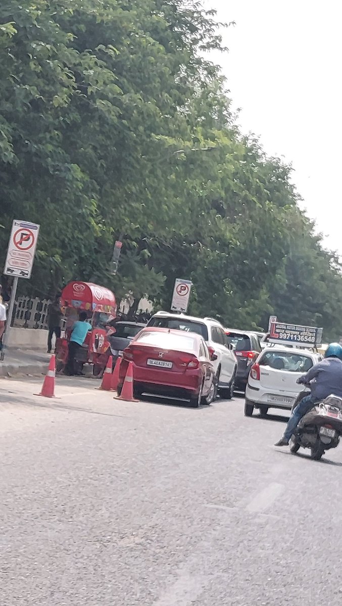 gsinglajourno's tweet photo. #Gurgaon #DLFPh4 #AravaliShriRamSchool मुख्य सेक्टर रोड पर अवैध पार्किंग करवाता, रोजाना 2-3 घंटे का जाम। @OfficialGMDA के #NoParking बोर्ड महज दिखावा। क्योंकि इसमें वरिष्ठ प्रशासनिक अधिकारियों के बच्चे पढ़ते हैं तो स्कूल प्रबंधन के खिलाफ @gurgaonpolice नहीं लेती कोई एक्शन। 1/2 https://t.co/GZPEeePckT