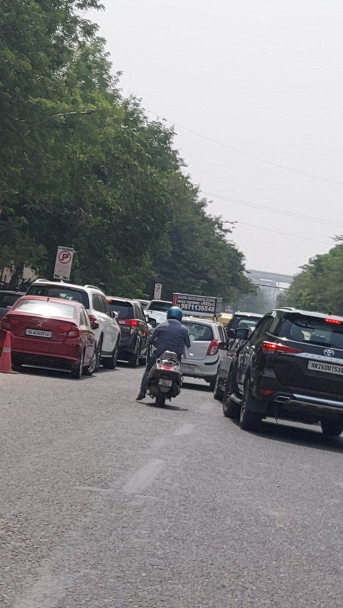 gsinglajourno's tweet photo. #Gurgaon #DLFPh4 #AravaliShriRamSchool मुख्य सेक्टर रोड पर अवैध पार्किंग करवाता, रोजाना 2-3 घंटे का जाम। @OfficialGMDA के #NoParking बोर्ड महज दिखावा। क्योंकि इसमें वरिष्ठ प्रशासनिक अधिकारियों के बच्चे पढ़ते हैं तो स्कूल प्रबंधन के खिलाफ @gurgaonpolice नहीं लेती कोई एक्शन। 1/2 https://t.co/GZPEeePckT