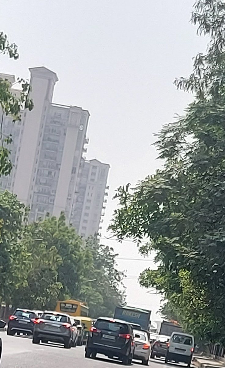 gsinglajourno's tweet photo. #Gurgaon #DLFPh4 #AravaliShriRamSchool मुख्य सेक्टर रोड पर अवैध पार्किंग करवाता, रोजाना 2-3 घंटे का जाम। @OfficialGMDA के #NoParking बोर्ड महज दिखावा। क्योंकि इसमें वरिष्ठ प्रशासनिक अधिकारियों के बच्चे पढ़ते हैं तो स्कूल प्रबंधन के खिलाफ @gurgaonpolice नहीं लेती कोई एक्शन। 1/2 https://t.co/GZPEeePckT