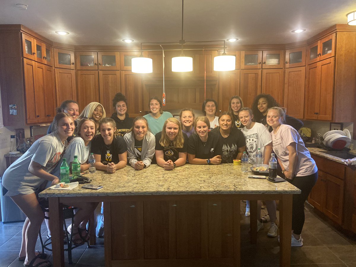 SpartansWBBALL's tweet photo. Team Meal @Schilling28 house! Bellies full &amp; ready for finals week! 🤩🍽 https://t.co/1RdgwJIzui