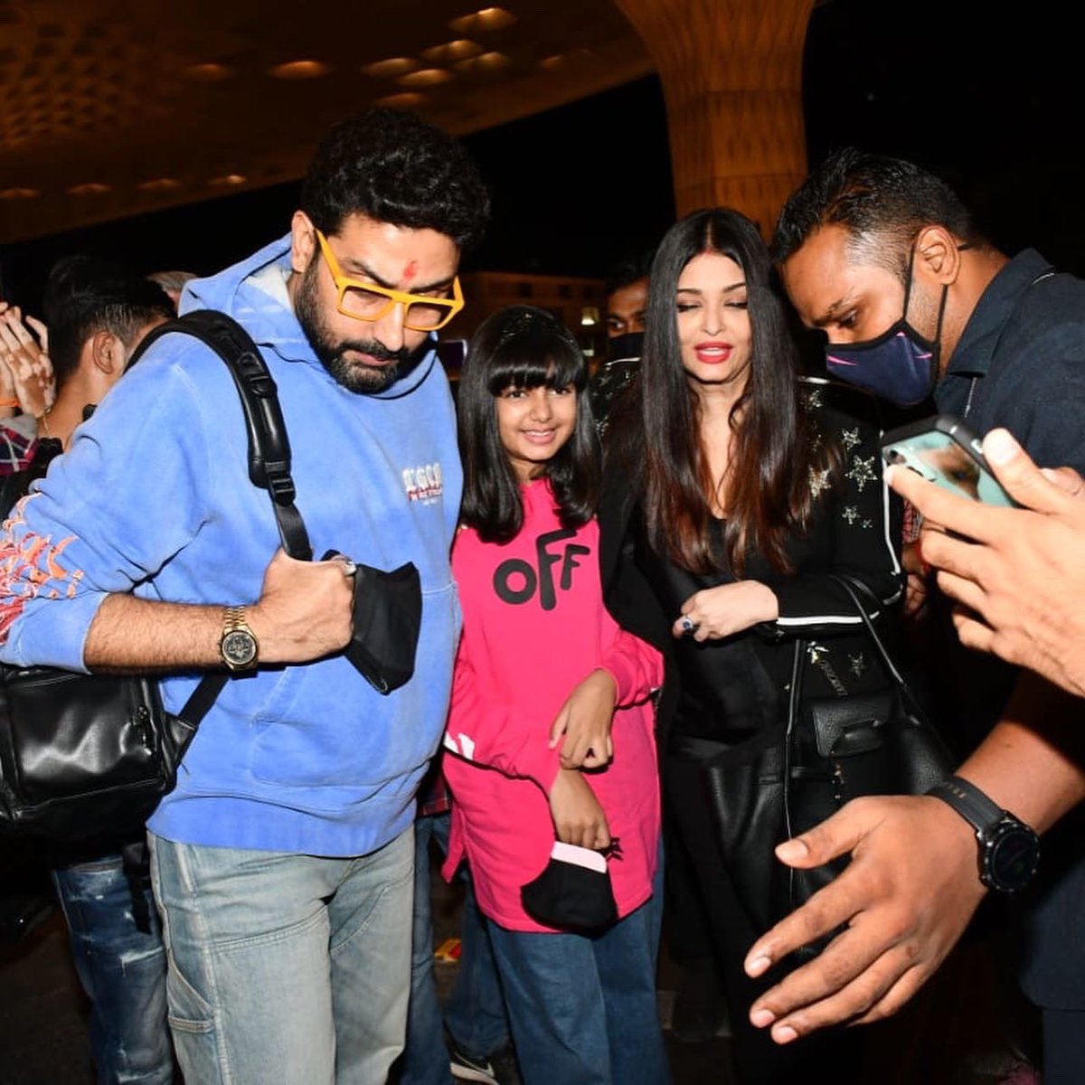 _whatsinthenews's tweet photo. Clicked 📸 #AbhishekBachchan #aishwaryaraibachachan and #aardhya at the airport.
#AishwaryaAtCannes https://t.co/lI5p2ZM0P8