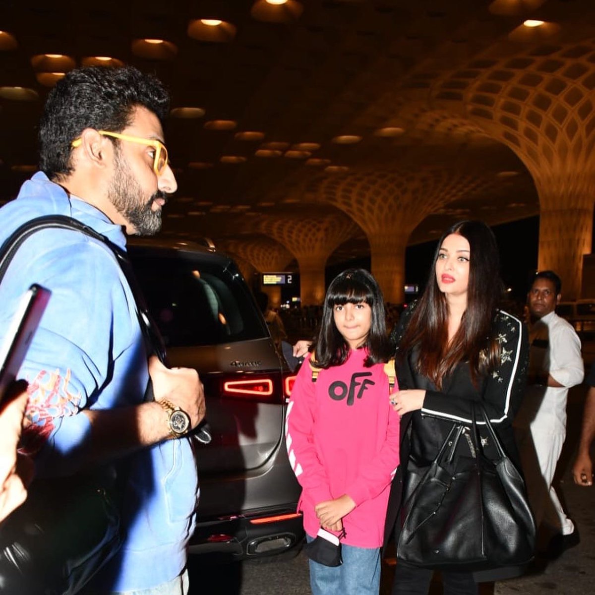 _whatsinthenews's tweet photo. Clicked 📸 #AbhishekBachchan #aishwaryaraibachachan and #aardhya at the airport.
#AishwaryaAtCannes https://t.co/lI5p2ZM0P8