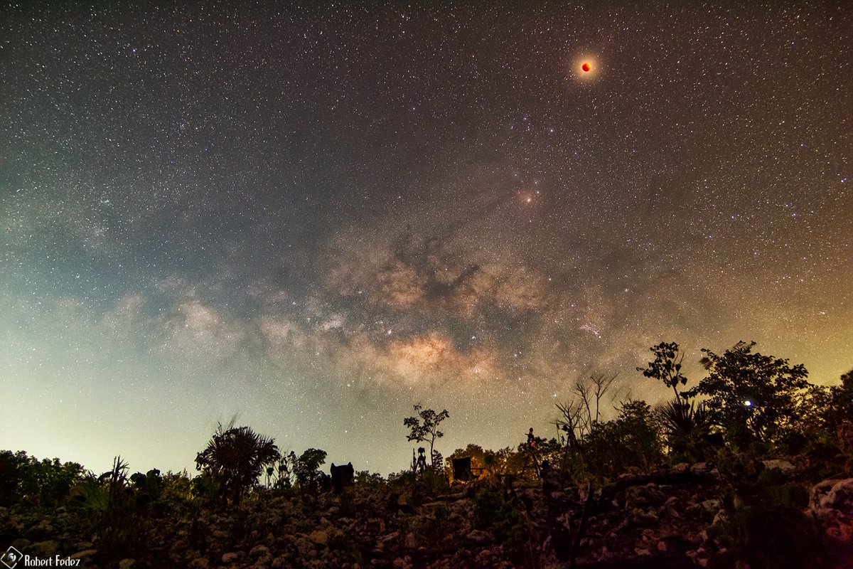 El Eclipse Lunar desde la selva maya de Quintana Roo

Con la via láctea escoltándola 

#LunarEclipse #MilkyWay 

<a href="/webcamsdemexico/">Webcams de México</a> <a href="/PlanetarioCun/">Ka'Yok' Planetario de Cancún</a> <a href="/apod/">Astronomy Picture of the Day</a>
