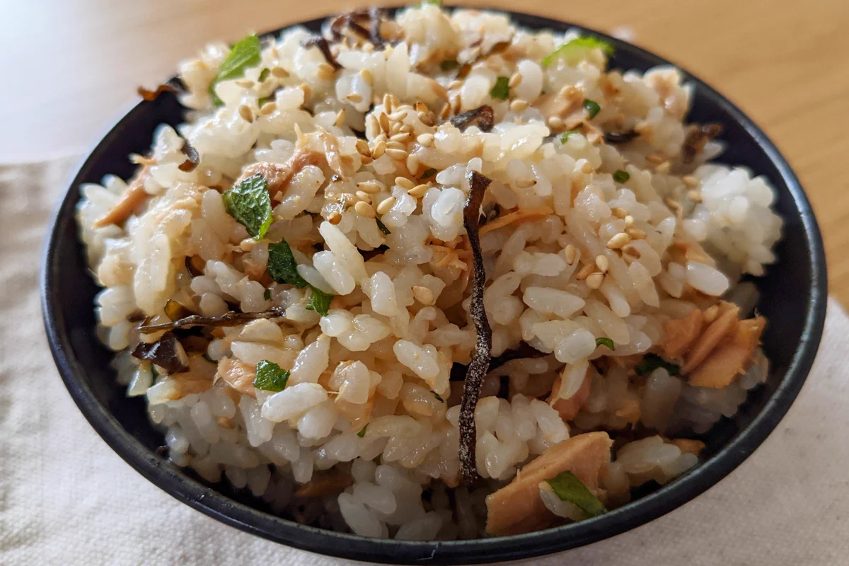 塩こんぶの旨味が広がる！至高の塩こんぶとツナと大葉の混ぜご飯。