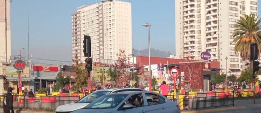 Ignacio_indep's tweet photo. Había decidido no usar más el twitter, pero esto no lo puedo dejar pasar... Plaza Chacabuco ya no puede verse tan flaite... pintada roja y amarilla, llena de comercio ambulante la pileta negra y con el agua asquerosa.
Como llegamos a estar así? @Muni_Indep @fpertenencia 😱😡🤬🧐 https://t.co/dC4ErCMgbf