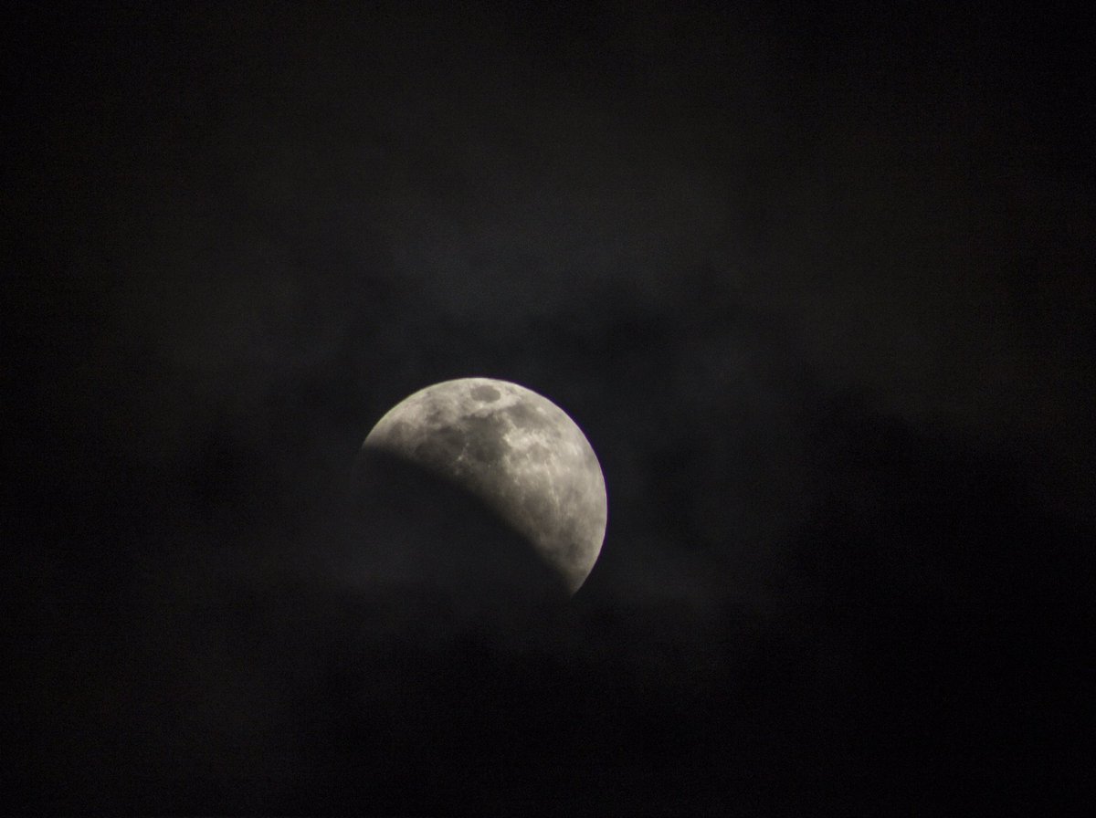 Alexber_5's tweet photo. Recuerden siempre ver hacía arriba para que puedan disfrutar las bellezas que nos regala la vida...

A pesar de la nubosidad en la ciudad, les comparto la secuencia del eclipse lunar del 15 de mayo de 2022 de los momentos en que se dejó ver la señora Luna...😀 https://t.co/hlPTXpwyCo