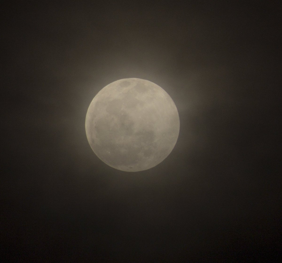 Alexber_5's tweet photo. Recuerden siempre ver hacía arriba para que puedan disfrutar las bellezas que nos regala la vida...

A pesar de la nubosidad en la ciudad, les comparto la secuencia del eclipse lunar del 15 de mayo de 2022 de los momentos en que se dejó ver la señora Luna...😀 https://t.co/hlPTXpwyCo