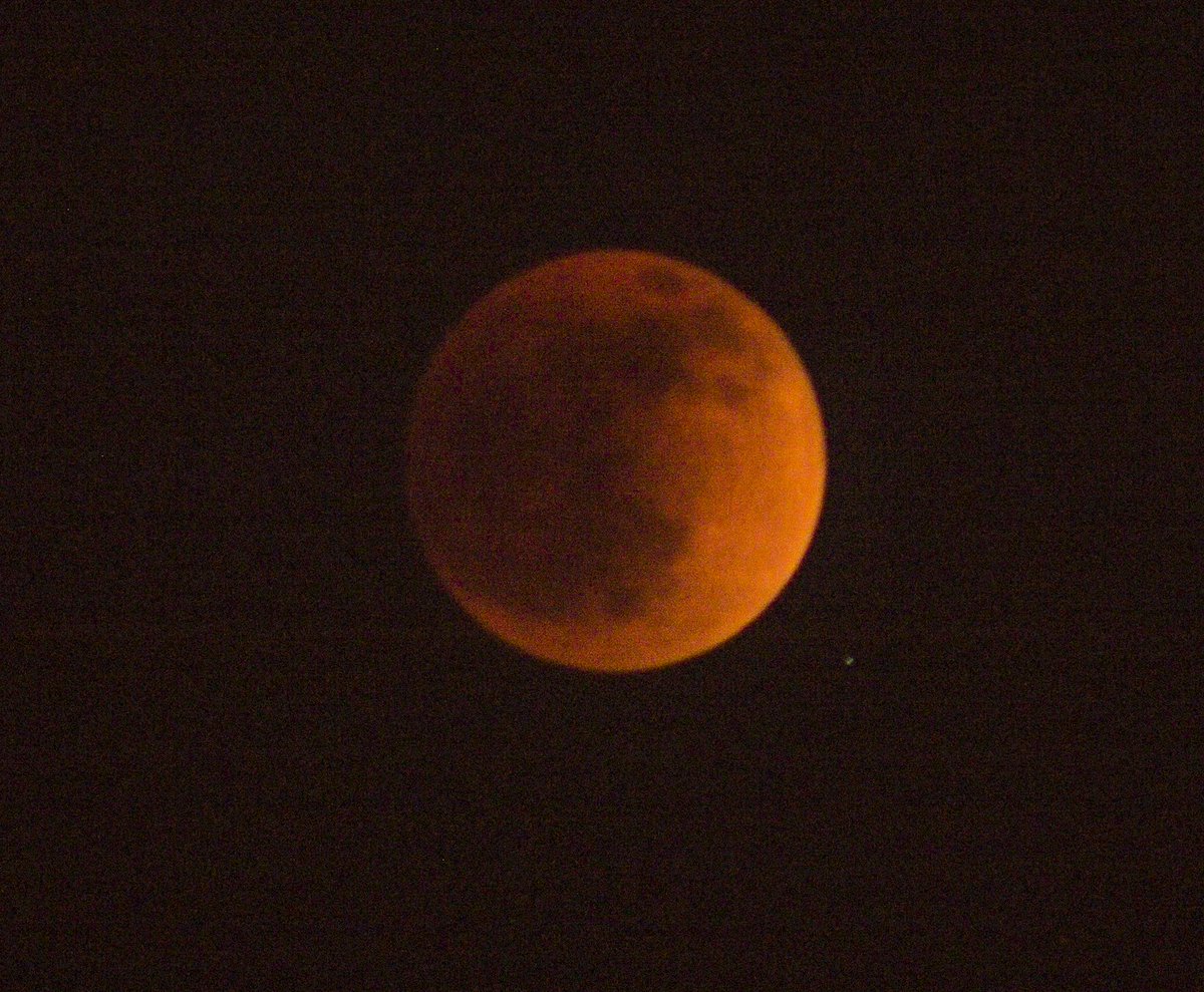 Alexber_5's tweet photo. Recuerden siempre ver hacía arriba para que puedan disfrutar las bellezas que nos regala la vida...

A pesar de la nubosidad en la ciudad, les comparto la secuencia del eclipse lunar del 15 de mayo de 2022 de los momentos en que se dejó ver la señora Luna...😀 https://t.co/hlPTXpwyCo