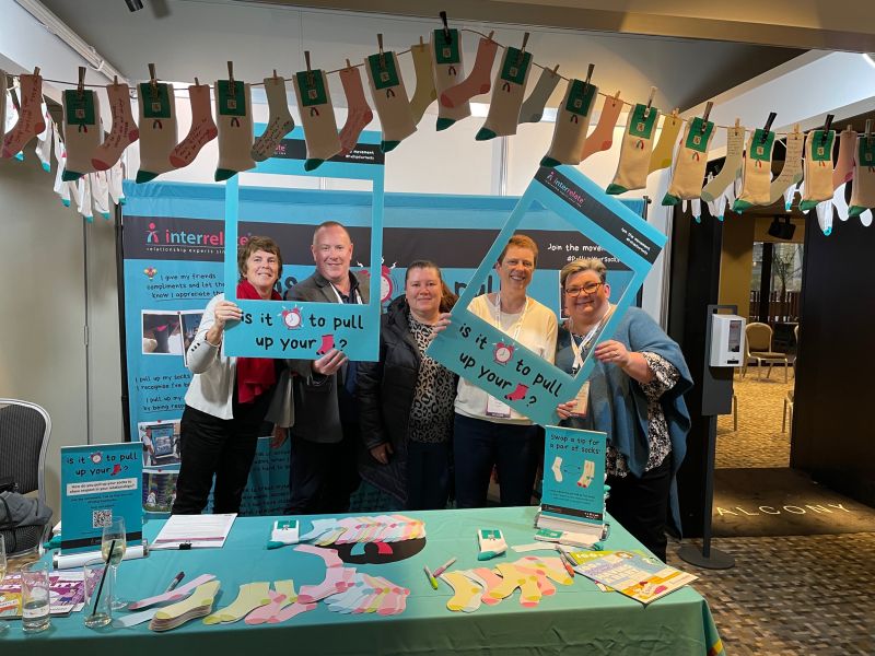 Interrelate tweet media