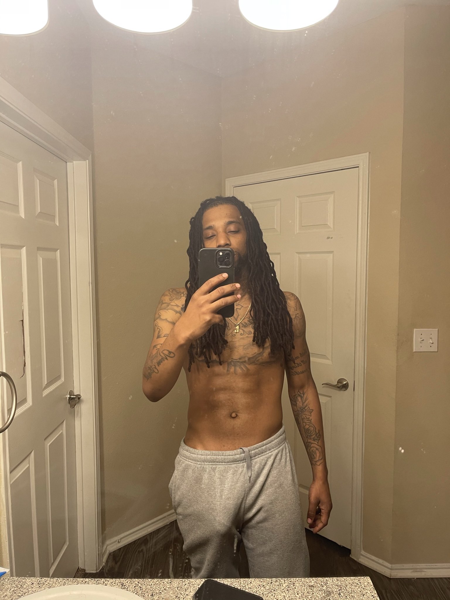 Guess ill wipe this mirror down again… I missed a few spots 😬 https://t.co/xw9bbFaSHb