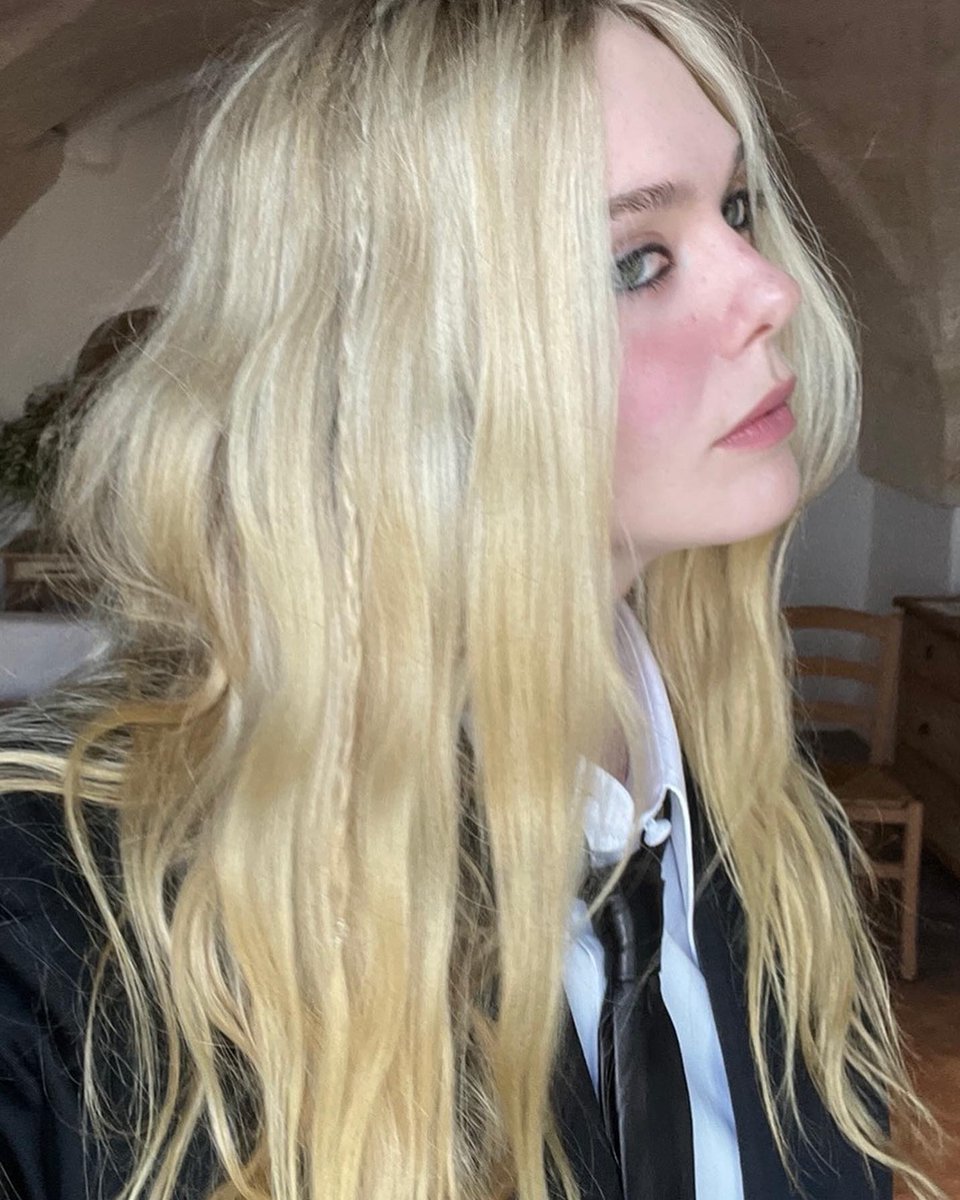 ellesthinker's tweet photo. she looks too good https://t.co/6tHdC2aw4y