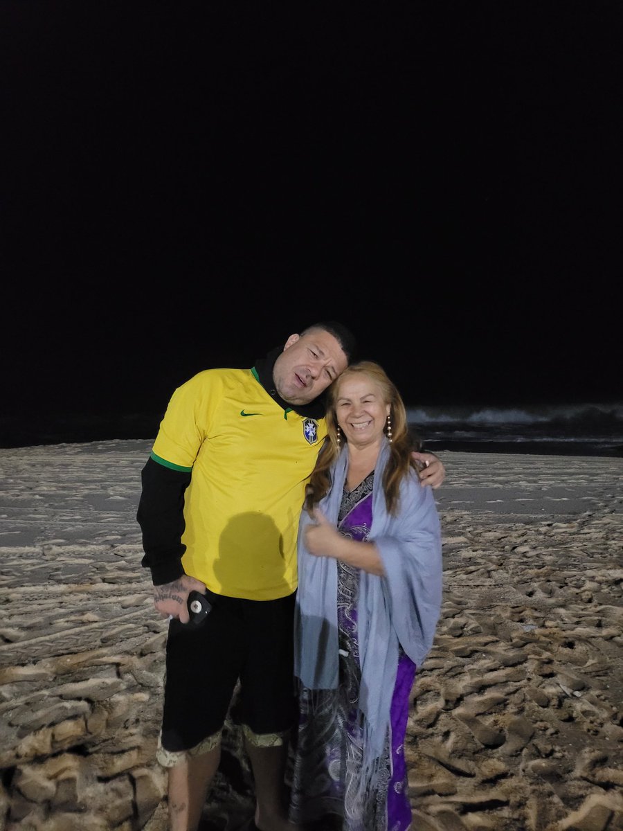 almacigana7's tweet photo. Ainda sobre ontem feliz com meu filho @gordon_d77 olhando a #luanegra 🌓 em @itaipuacurj já já Ele viaja e vou ficar com saudades 🤣😥 #vaivendo😉😘
#amomuitotudoisso❤️❤️❤️❤️
#Ade🌷🙏
#ademildecosta https://t.co/Q3BPaoQBG2