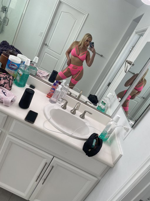 I love being in pink 💖💖💖 https://t.co/C30vaKm60f