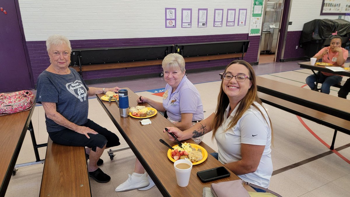 MontesGenessee's tweet photo. THANK YOU 💜 Elks Lodge for providing a WONDERFUL breakfast for our Drug Awareness winners, Portrait of a Graduate Award recognition kids and their families! It was DELICIOUS 😋 @mpsaz @elks2656 https://t.co/uc7Bqqmn5Q